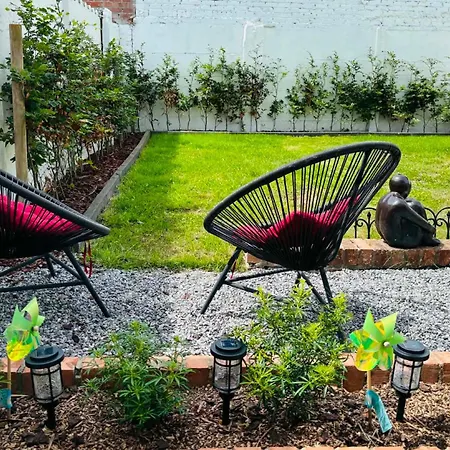 Holiday home Familiale Woning 8p Met Zonnige Tuin En Parking, Vlakbij En Centrum